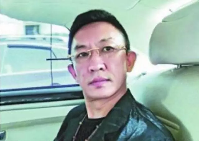 (50歲張敏近照曝光!老公竟是冷峻帥哥!三字點評周星馳太準確!