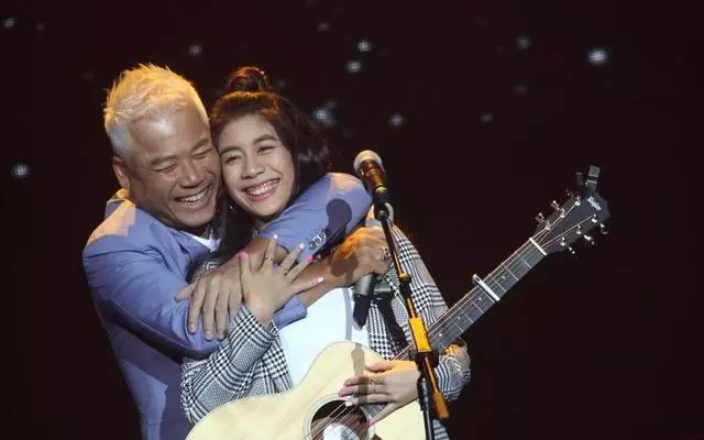 (56歲巫啟賢一家:名模妻子很漂亮,大女兒也身材和顏值俱佳,小女兒更像爸爸