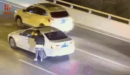 全程不到5秒,17歲男孩選擇跳下去:我傷害不了父母,所以傷害自己來懲罰他們!