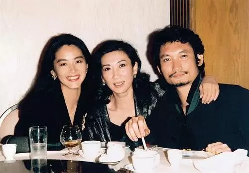 林青霞施南生合體出遊,林青霞發福肚腩明顯,依舊是女神范兒十足!