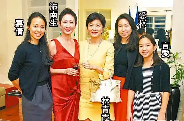 林青霞施南生合體出遊,林青霞發福肚腩明顯,依舊是女神范兒十足!