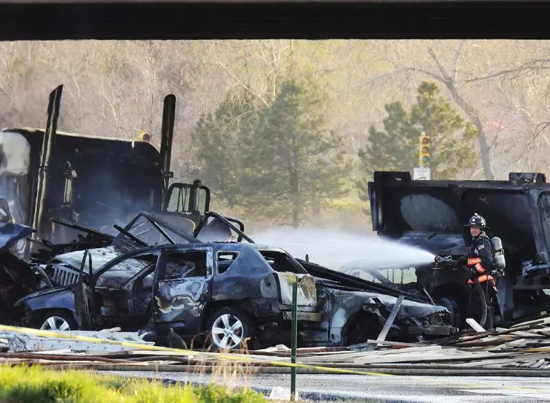 卡車衝撞28車爆燃 釀4死6傷 | 中國報 China Press