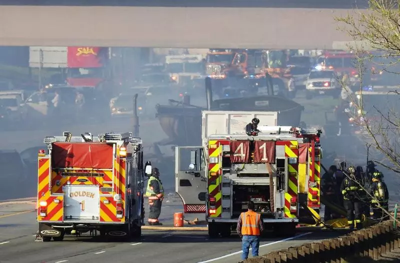 卡車衝撞28車爆燃 釀4死6傷 | 中國報 China Press