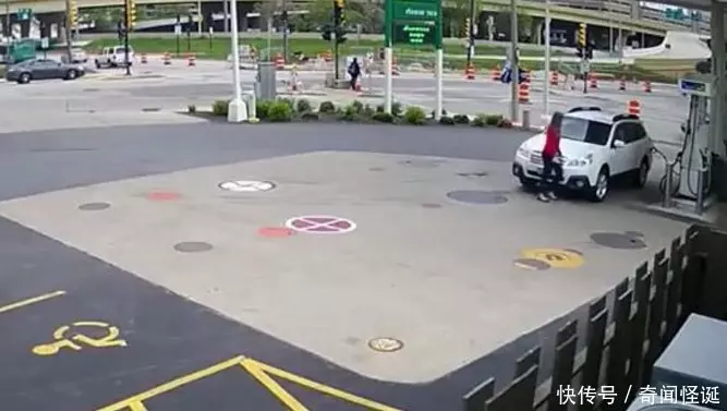 女司機到加油站加油,感覺不對跳上車頂,監控拍下恐怖一幕!