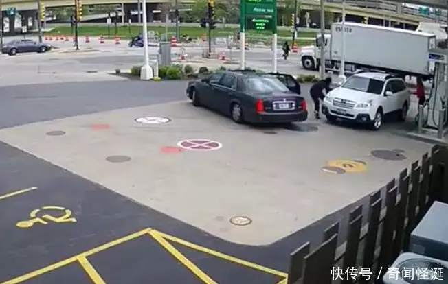 女司機到加油站加油,感覺不對跳上車頂,監控拍下恐怖一幕!