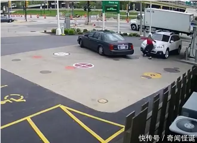女司機到加油站加油,感覺不對跳上車頂,監控拍下恐怖一幕!