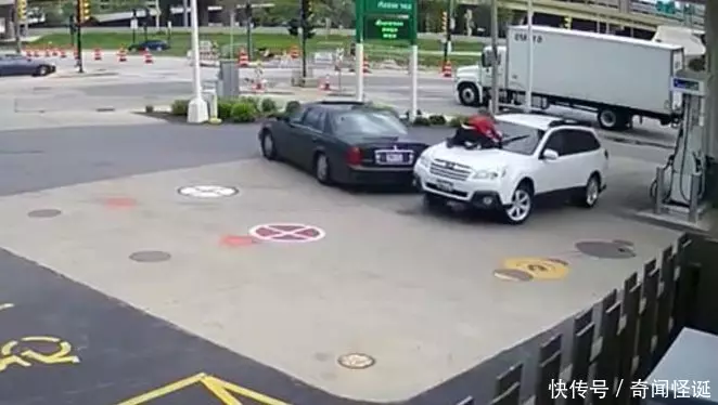 女司機到加油站加油,感覺不對跳上車頂,監控拍下恐怖一幕!