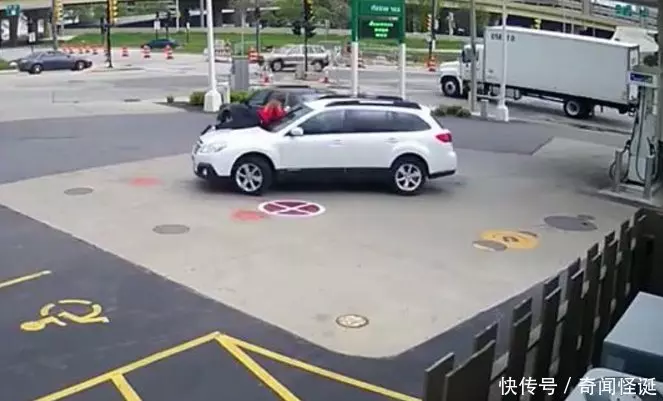女司機到加油站加油,感覺不對跳上車頂,監控拍下恐怖一幕!