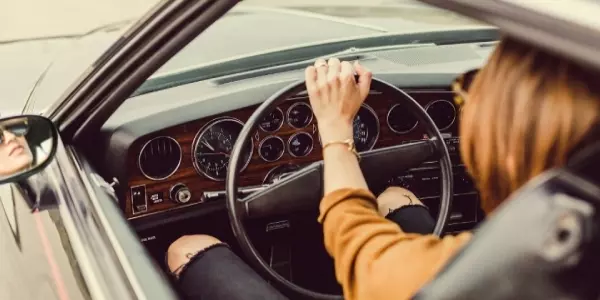 8個開車姿勢「揭示你的黑暗面」!遇到「左手握著方向盤的人」一定要跟他做朋友~