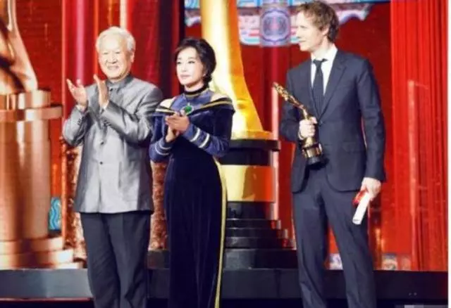 63歲劉曉慶終於服老了!紅毯穿平底鞋配長褲,儼然是位慈祥老奶奶~~~
