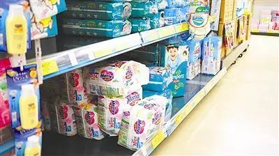 帶閨女去超市,遇到老公買紙尿褲,我嚇得趕緊帶著女兒躲了起來