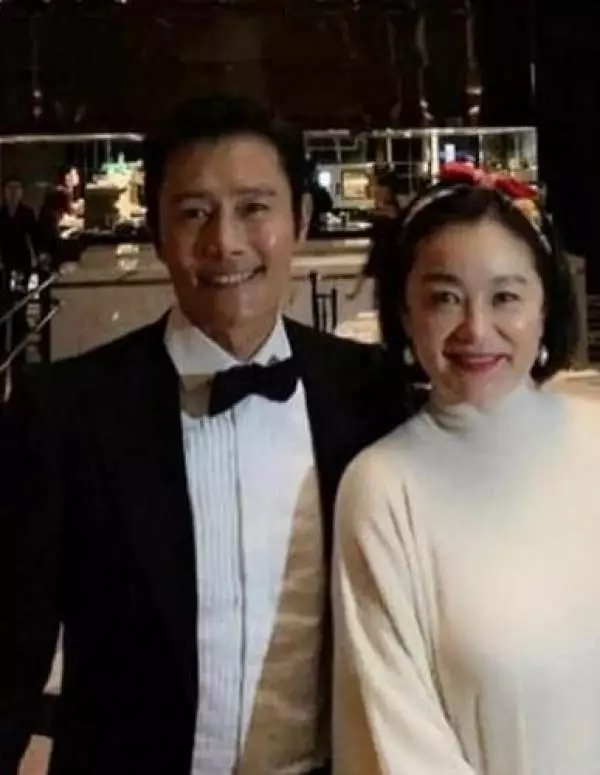 64歲林青霞與67歲施南生現身 氣質出眾堪稱教科書