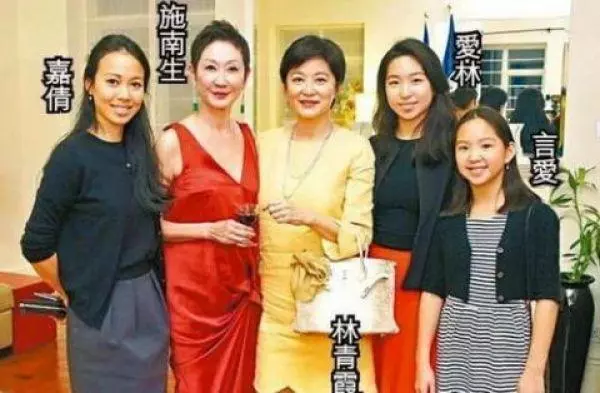 64歲林青霞與67歲施南生現身 氣質出眾堪稱教科書