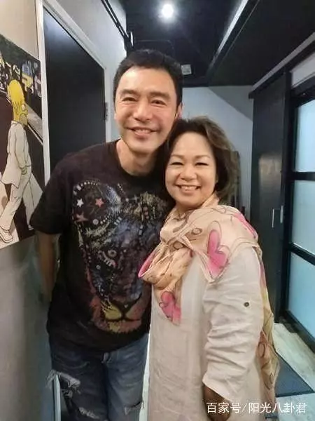 鍾鎮濤4個兒女曝光,前妻生的兩個顏值差別大,兒子比65歲爸還老~