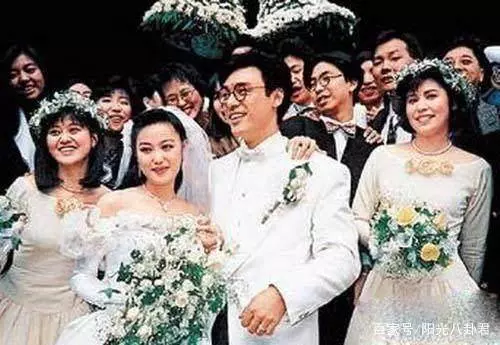 鍾鎮濤4個兒女曝光,前妻生的兩個顏值差別大,兒子比65歲爸還老~