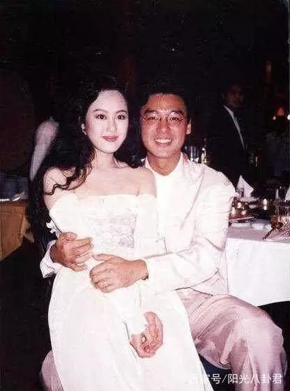 鍾鎮濤4個兒女曝光,前妻生的兩個顏值差別大,兒子比65歲爸還老~