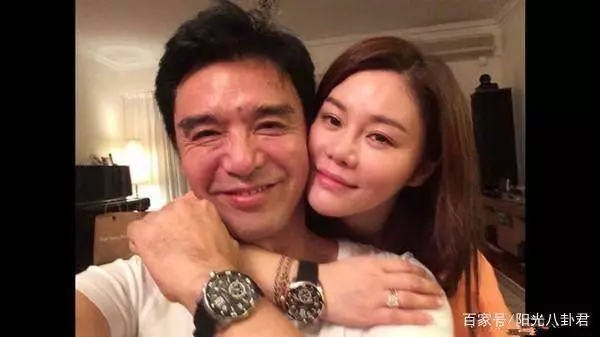 鍾鎮濤4個兒女曝光,前妻生的兩個顏值差別大,兒子比65歲爸還老~