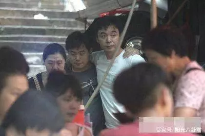 鍾鎮濤4個兒女曝光,前妻生的兩個顏值差別大,兒子比65歲爸還老~