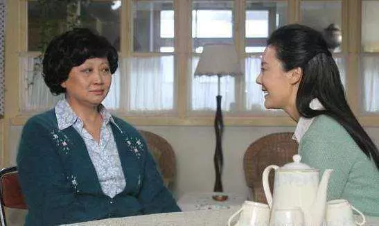 兒媳每月寄10萬回家,婆婆總抱怨沒錢,無意看見浴室牙刷,蒙了