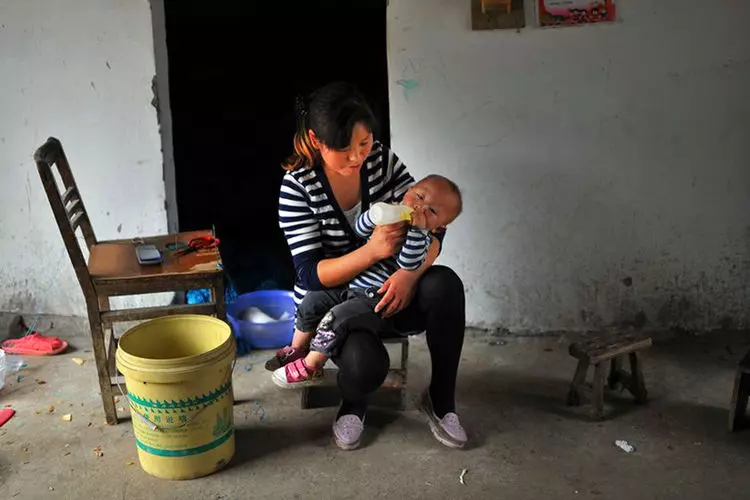 嫂子六萬塊忘家中,小姑子拒絕歸還,聽見嫂子七個字,小姑子淚目