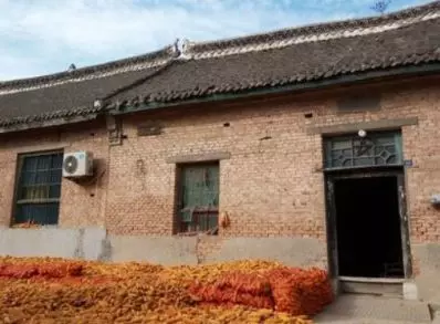 女兒出嫁,女婿送百萬,洞房後卻離婚,母親逼問原因後,自扇耳光