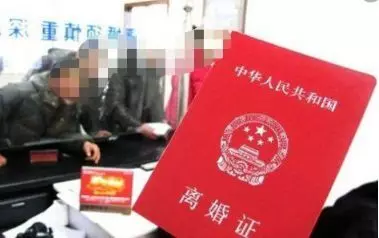 女兒出嫁,女婿送百萬,洞房後卻離婚,母親逼問原因後,自扇耳光
