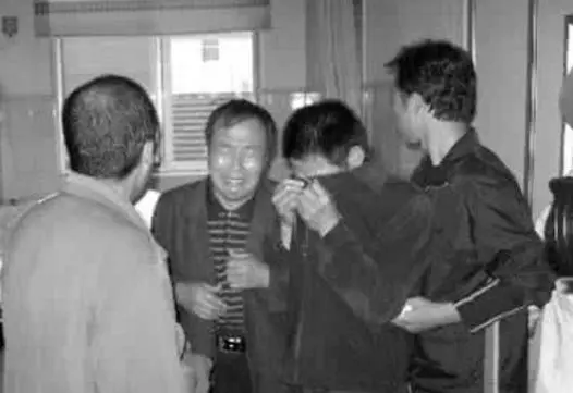 9月孕婦突然去世,看到屍檢報告,老公轉身對母親大打出手