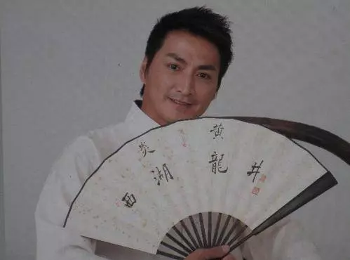 身家過億57歲仍單身,曾與劉德華平起平坐跟女神范冰冰是親兄妹~