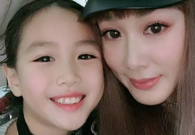 鍾麗緹小女兒終於長大了,眉目清秀楚楚動人,果然遺傳了女神媽媽好氣質