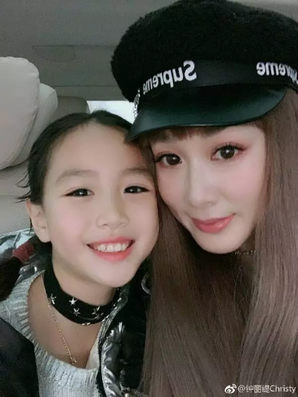 鍾麗緹小女兒終於長大了,眉目清秀楚楚動人,果然遺傳了女神媽媽好氣質