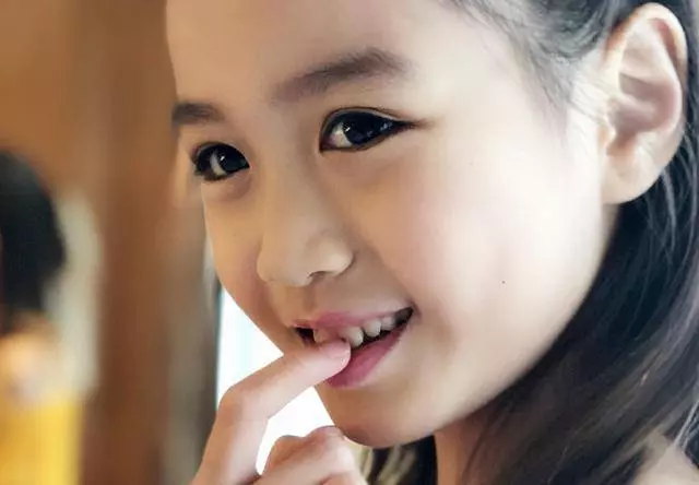 鍾麗緹小女兒終於長大了,眉目清秀楚楚動人,果然遺傳了女神媽媽好氣質
