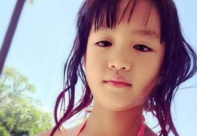 鍾麗緹小女兒終於長大了,眉目清秀楚楚動人,果然遺傳了女神媽媽好氣質