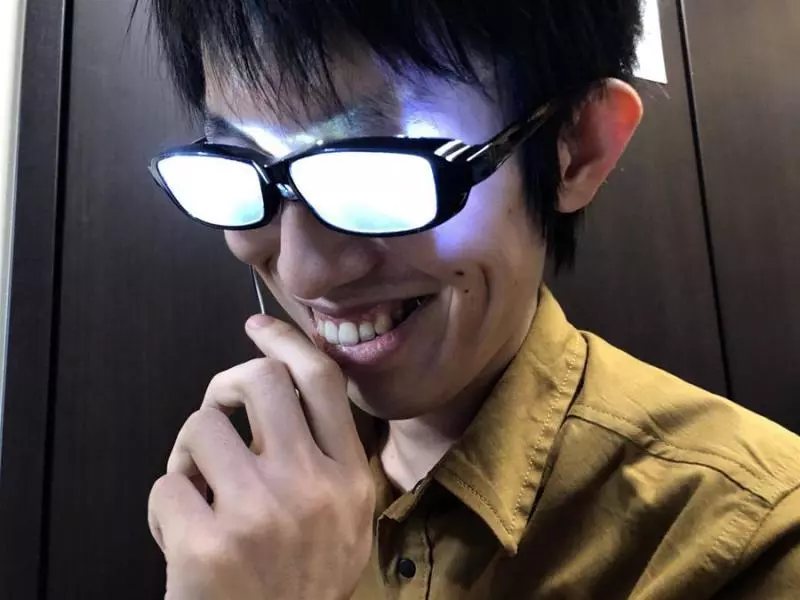 日本神人DIY《會發光的眼鏡》,傳說中的中二神器就這樣誕生了...