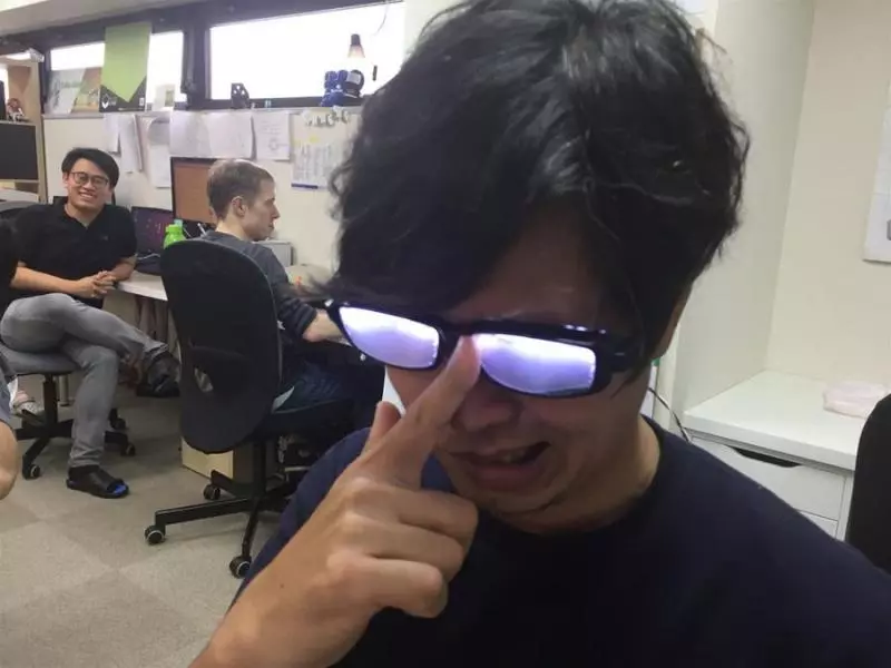 日本神人DIY《會發光的眼鏡》,傳說中的中二神器就這樣誕生了...