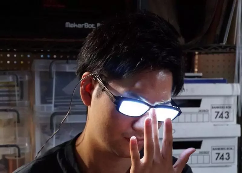 日本神人DIY《會發光的眼鏡》,傳說中的中二神器就這樣誕生了...