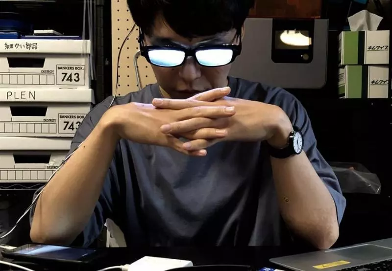 日本神人DIY《會發光的眼鏡》,傳說中的中二神器就這樣誕生了...
