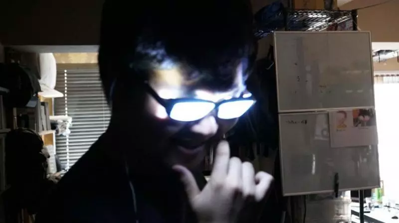 日本神人DIY《會發光的眼鏡》,傳說中的中二神器就這樣誕生了...