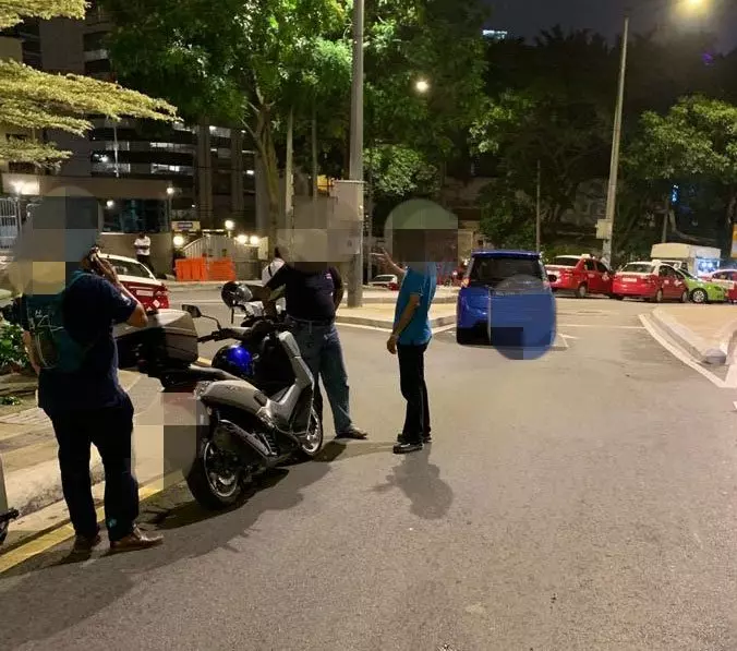 下車開門撞到女警骨折 Grab司機要乘客賠完