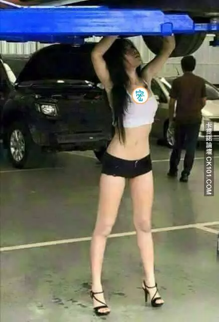 哪家修車廠?辣妹員工穿吊帶修車,側躺後霸氣逼人.... 鄉民:我的輪框我的機油應該要換一下哦!