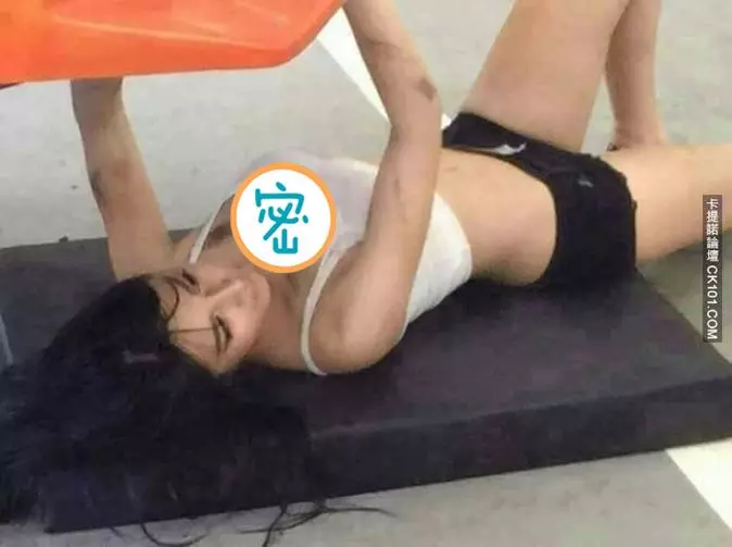 哪家修車廠?辣妹員工穿吊帶修車,側躺後霸氣逼人.... 鄉民:我的輪框我的機油應該要換一下哦!