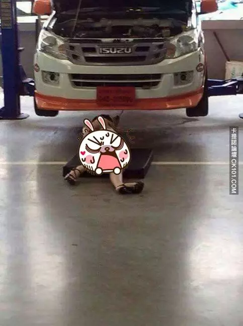 哪家修車廠?辣妹員工穿吊帶修車,側躺後霸氣逼人.... 鄉民:我的輪框我的機油應該要換一下哦!