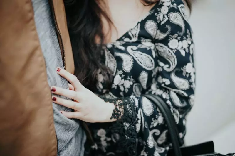 甘願墮胎2次!她忘送未來婆婆「三節禮物」秒被甩 男友渣爆:在家工作要低頭