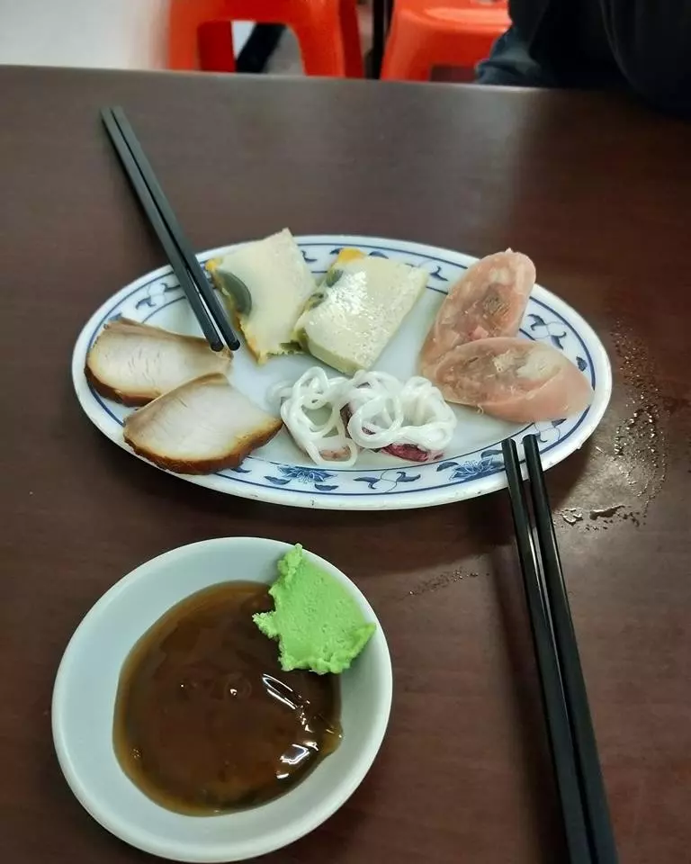 台南小菜60元!女遊客驚見「一盤只有8片」控訴太坑人 網友看完「卻力挺老闆」:不會吃還怪人