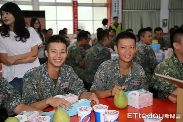 國軍最鬆時刻!他問看「哪個電視頻道」配飯 阿兵哥推這台:簡直心靈支柱