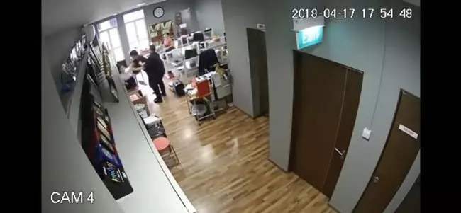 新加坡:「明星律師」對女職員動粗,還說「這是家事」!