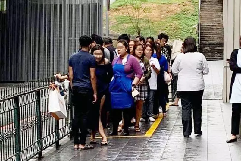 新加坡烏節路的小黃格「爆滿」,還有一堆人排隊「入格」~