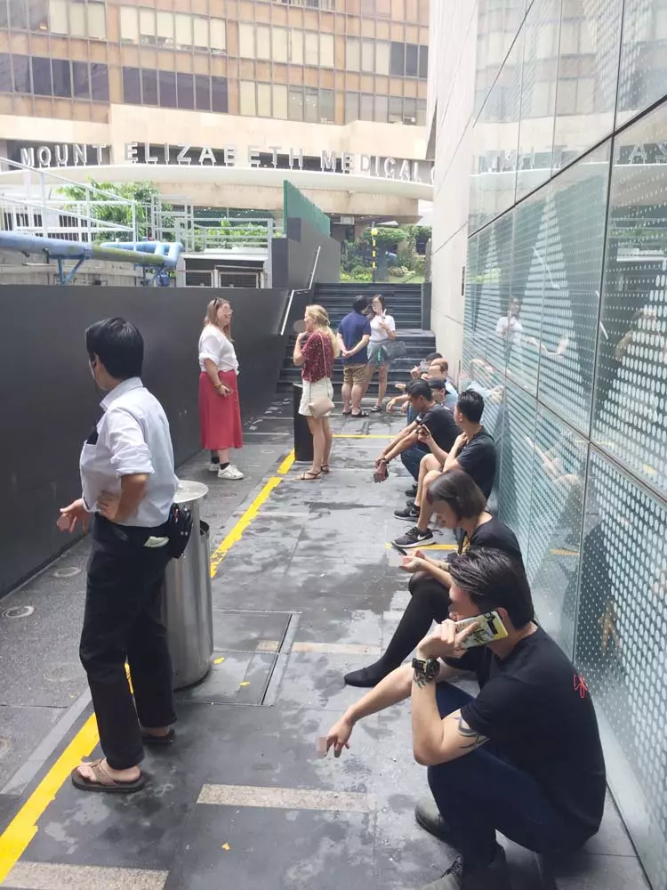 新加坡烏節路的小黃格「爆滿」,還有一堆人排隊「入格」~