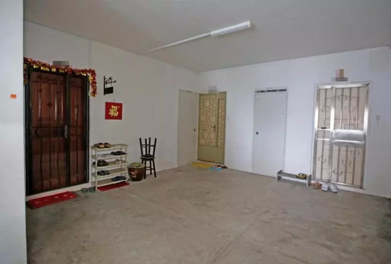 因為鄰居吹口哨,新加坡阿嫂向其房間潑水,被罰2000元加坐牢