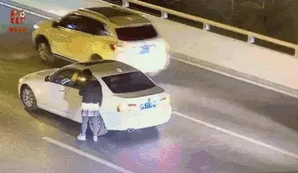 全程不到5秒,17歲男孩選擇跳下去:我傷害不了父母,所以傷害自己來懲罰他們!!
