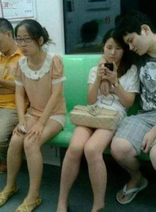 23張照片讓我笑到肚子痛!妹子的胸好挺啊!美女,風太大了,再不躲起來就要掉出來了!